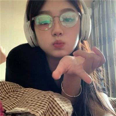 背后的她,眼前的我